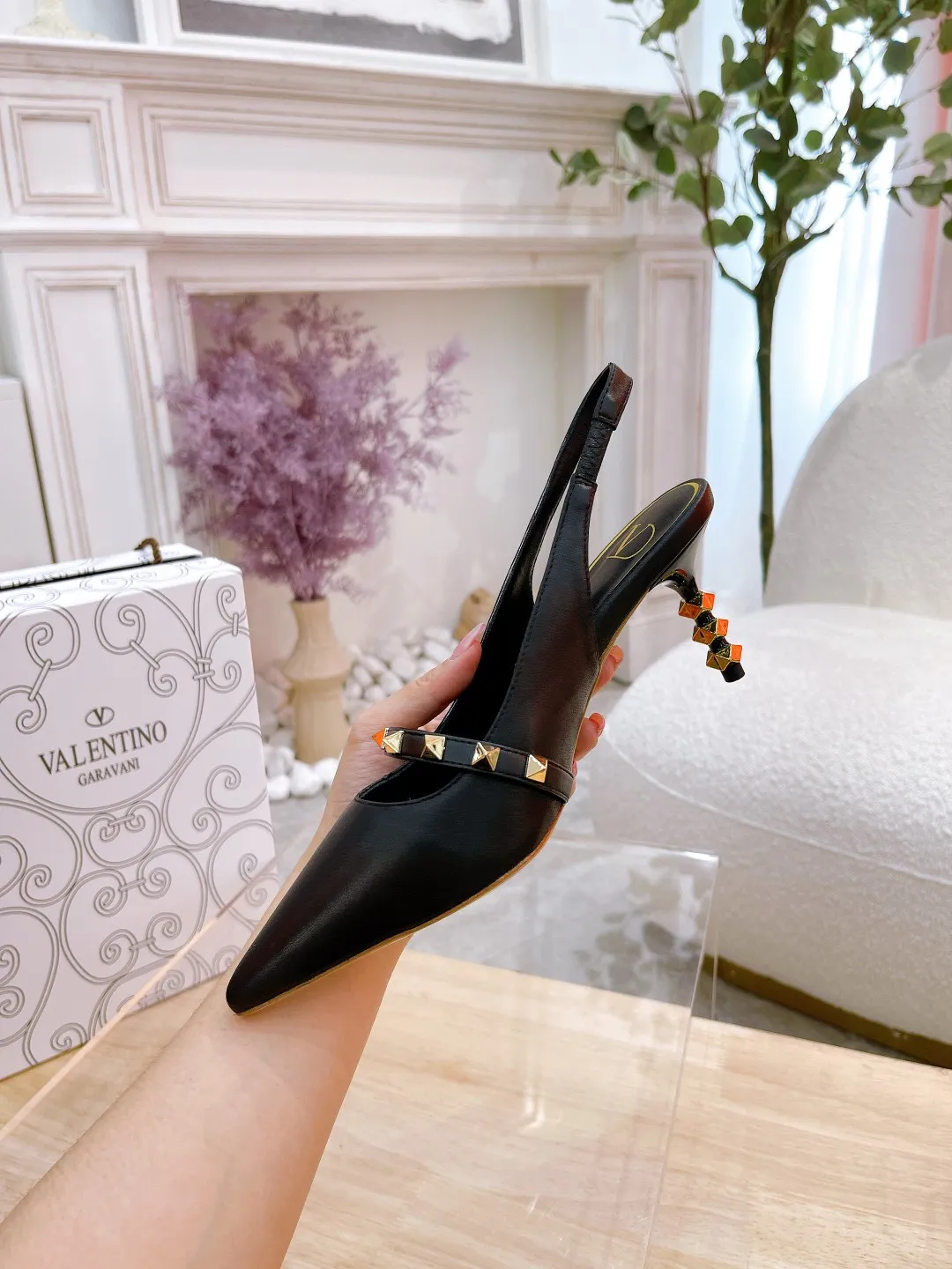 👟👟Ex-factory price 420👟👟 Genuine leather sole +40 🆕 Valentino. Valentino👑👑 latest counter series, perfect details, very eye-catching catwalk series recommendation (regular sole + genuine leather sole +40) V family’s popular rivet elements, luxurious and gorgeous! Various colors can be matched with beautiful clothes in spring and summer. There are many choices🎉🎉Exquisite and durable ~ The upper part is very pedicure style. The key point is that it is very good and easy to control. It does not grind the feet and does not tire the feet. It is a walking artifact. The last shape is completely compared to the counter. The details are perfect. Without the original version, it would not be so exquisite! (Note! The heel shape and height are exclusively molded according to the original version) 🔺Material: imported sheepskin, ����Inner padding: imported high-gloss sheepskin lining according to the original version 🔺4 colors: all black + white + black + pink + nude + burgundy 🔺Number of yards: 34 to 42 (customized for 42) 🔺Heel height: 7cm